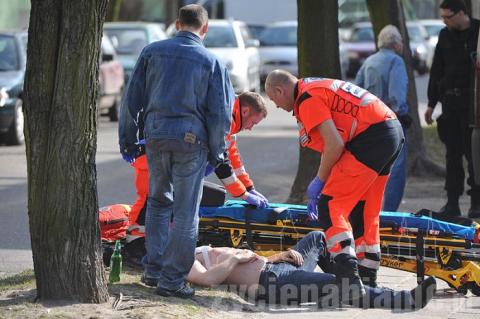 Dwóch mężczyzn szarpało się na ul. Cichej. Jeden dźgnął drugiego nożem