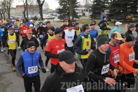 W II pabianickim półmaratonie ZHP pobiegło 627 zawodników. Było zimno i padał śnieg. Wygrał Sergii Okseniuk (nr 896) z Ukrainy 