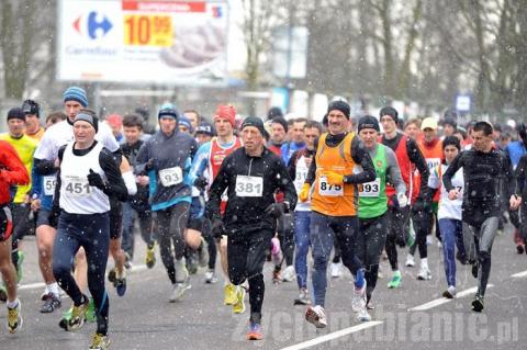 W II pabianickim półmaratonie ZHP pobiegło 627 zawodników. Było zimno i padał śnieg. Wygrał Sergii Okseniuk (nr 896) z Ukrainy 