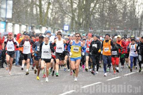 W II pabianickim półmaratonie ZHP pobiegło 627 zawodników. Było zimno i padał śnieg. Wygrał Sergii Okseniuk (nr 896) z Ukrainy 