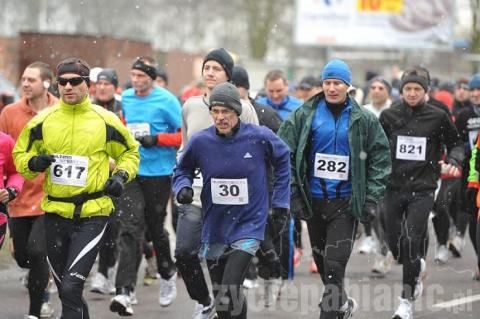 W II pabianickim półmaratonie ZHP pobiegło 627 zawodników. Było zimno i padał śnieg. Wygrał Sergii Okseniuk (nr 896) z Ukrainy 