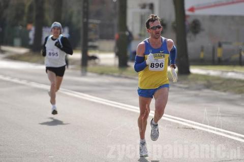 W II pabianickim półmaratonie ZHP pobiegło 627 zawodników. Było zimno i padał śnieg. Wygrał Sergii Okseniuk (nr 896) z Ukrainy 