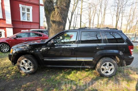 Na parkingu przed restauracją Impresja przy ul. Żeromskiego zaparkowały samochody o łącznej wartości kilkudziesięciu milionów złotych. 