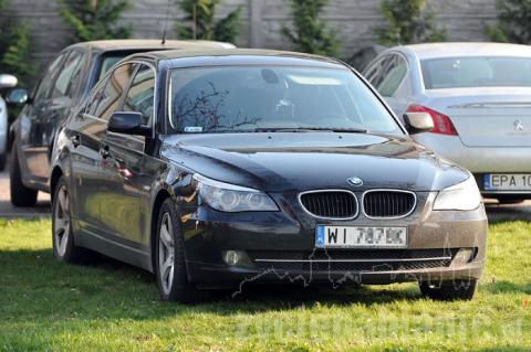 Na parkingu przed restauracją Impresja przy ul. Żeromskiego zaparkowały samochody o łącznej wartości kilkudziesięciu milionów złotych. 