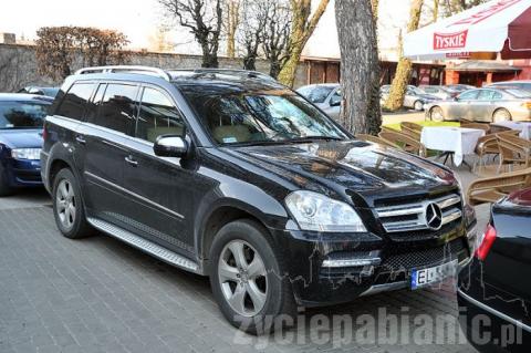 Na parkingu przed restauracją Impresja przy ul. Żeromskiego zaparkowały samochody o łącznej wartości kilkudziesięciu milionów złotych. 