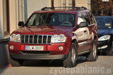 Na parkingu przed restauracją Impresja przy ul. Żeromskiego zaparkowały samochody o łącznej wartości kilkudziesięciu milionów złotych. 