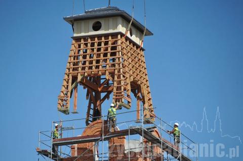 Prawie 4 tony waży wieża Aflopy, która góruje od soboty nad miastem