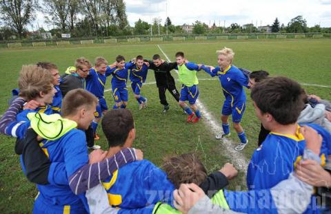 Młodzi piłkarze PTC z rocznika 1997/98 wygrali łódzką ligę Michałowicz i bez porażki awansowali do ligi wojewódzkiej. Trenerem drużyny jest Tomasz Stolarczyk.