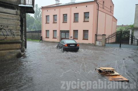 Zalane ulice: Piotra Skargi, Bugaj i Grota Roweckiego. Wszystko przez zapchane studzienki kanalizacyjne.