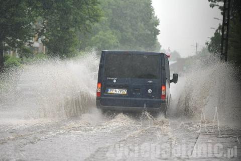 Zalane ulice: Piotra Skargi, Bugaj i Grota Roweckiego. Wszystko przez zapchane studzienki kanalizacyjne.