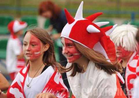 Około 700 uczniów ze Szkoły Podstawowej nr 3 pokazało jak dopingować reprezentację Polski w piłce nożnej.