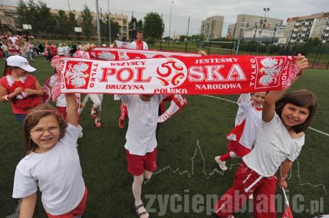 Około 700 uczniów ze Szkoły Podstawowej nr 3 pokazało jak dopingować reprezentację Polski w piłce nożnej.