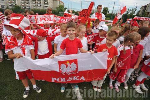 Około 700 uczniów ze Szkoły Podstawowej nr 3 pokazało jak dopingować reprezentację Polski w piłce nożnej.