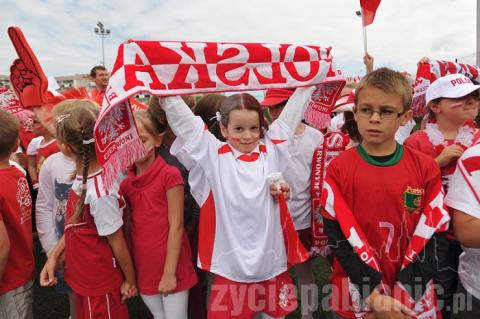 Około 700 uczniów ze Szkoły Podstawowej nr 3 pokazało jak dopingować reprezentację Polski w piłce nożnej.