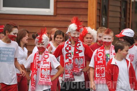 Około 700 uczniów ze Szkoły Podstawowej nr 3 pokazało jak dopingować reprezentację Polski w piłce nożnej.