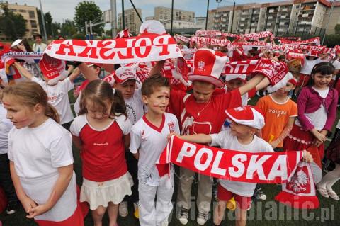 Około 700 uczniów ze Szkoły Podstawowej nr 3 pokazało jak dopingować reprezentację Polski w piłce nożnej.