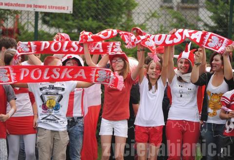 Około 700 uczniów ze Szkoły Podstawowej nr 3 pokazało jak dopingować reprezentację Polski w piłce nożnej.