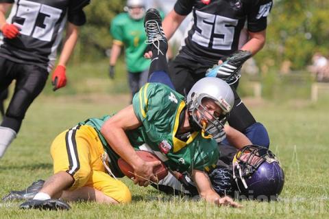 Pabianicka drużyna futbolu amerykańskiego pokonała 19:0 drużynę Archers Bydgoszcz. Mecz rozegrany został na boisku PTC. 