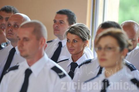 Komendant pabianickiej policji wręczył awanse swoim podwładnym. Dwóch funkcjonariuszy zostało odznaczonych. 