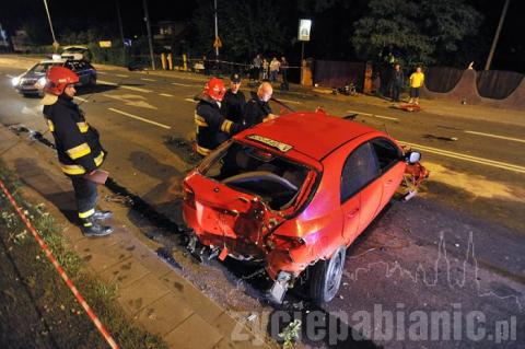 Kierowca Lacetti stracił panowanie nad autem na prostej drodze. Rozbił się na ul. Łaskiej. Z samochodu niewiele zostało.