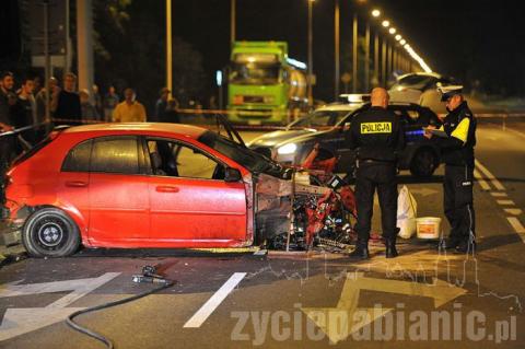 Kierowca Lacetti stracił panowanie nad autem na prostej drodze. Rozbił się na ul. Łaskiej. Z samochodu niewiele zostało.