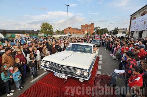 Zlot amerykańskich samochodów w Pabianicach. Podziwialiśmy dogde, cadillaci i mustangi.