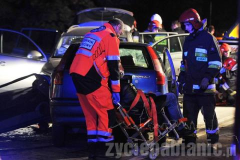 Fiat punto zderzył się z volkswagenem tiguan. 6 osób zostało rannych.