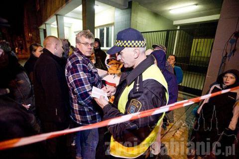 Groźny pożar na ul. Kościuszki przy ZUS. 3 osoby zabrane do szpitala. Kamienica ewakuowana