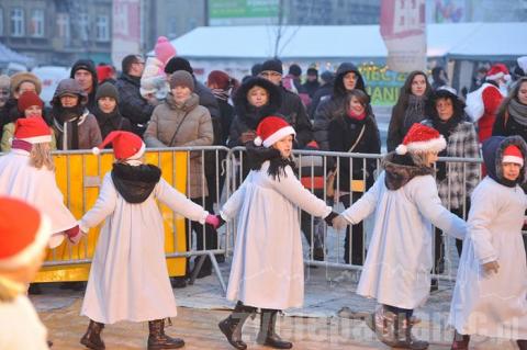 Było ognisko, kiełbaski a prezydent Dychto w czapce św. Mikołaja rozdawał cukierki.