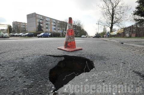 Zapadła się jezdnia pod ulicą Bugaj. Dziura miała ponad metr głębokości