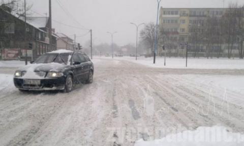 Od rana Pabianice są zasypywanie śniegiem. Pługów nie widać. Dyrektora Wołosza też nie ma. 