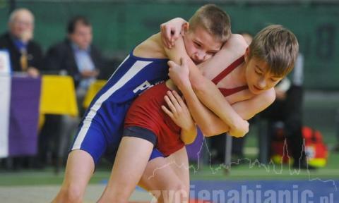 Blisko stu młodych zawodników rywalizowało w weekend na matach w pabianickiej hali tenisowej. Zawodnicy PTC uplasowali się na drugim miejscu. 