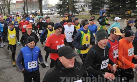 W II pabianickim półmaratonie ZHP pobiegło 627 zawodników. Było zimno i padał śnieg. Wygrał Sergii Okseniuk (nr 896) z Ukrainy 