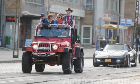 Zlot amerykańskich samochodów w Pabianicach. Podziwialiśmy dogde, cadillaci i mustangi.