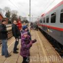 Pociąg przyjechał z Łodzi pełny. Nie było miejsc siedzących. Wielu pasażerów stało w korytarzach. Mimo to pasażerowie nie narzekali. 