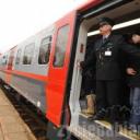 Pociąg przyjechał z Łodzi pełny. Nie było miejsc siedzących. Wielu pasażerów stało w korytarzach. Mimo to pasażerowie nie narzekali. 