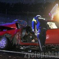 Czołowe zderzenie dwóch samochodów. Jedna osoba nie żyje.