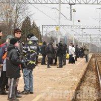 Pociąg przyjechał z Łodzi pełny. Nie było miejsc siedzących. Wielu pasażerów stało w korytarzach. Mimo to pasażerowie nie narzekali. 