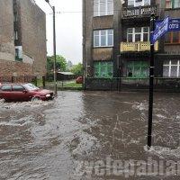 Zalane ulice: Piotra Skargi, Bugaj i Grota Roweckiego. Wszystko przez zapchane studzienki kanalizacyjne.