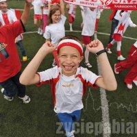 Około 700 uczniów ze Szkoły Podstawowej nr 3 pokazało jak dopingować reprezentację Polski w piłce nożnej.