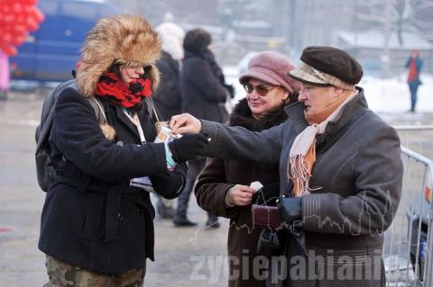 Zespół Weekend przyciągnął na Stary Rynek tłumy ludzi. Tak grała orkiestra w Pabianicach