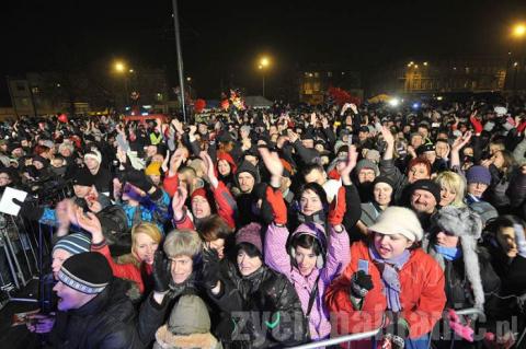 Zespół Weekend przyciągnął na Stary Rynek tłumy ludzi. Tak grała orkiestra w Pabianicach