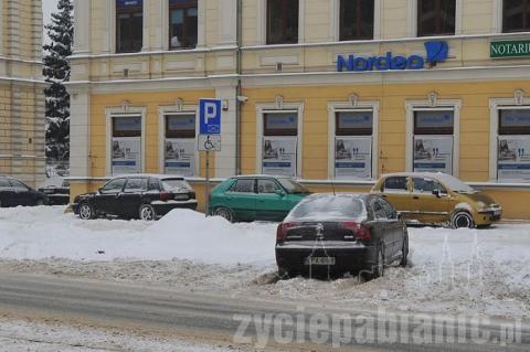 Miejsce dla niepełnosprawnych przy banku Nordea