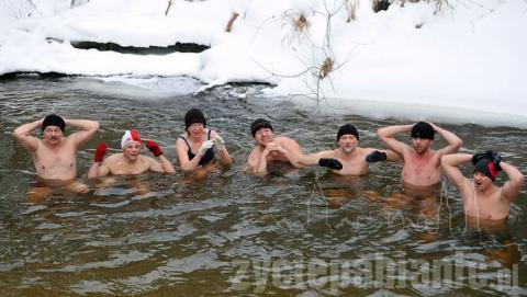 Morsy z Pabianic kąpią się w Grabi za Ldzaniem. Przy temperaturze powietrza minus 10 stopni Celsjusza wskakują do lodowatej wody.