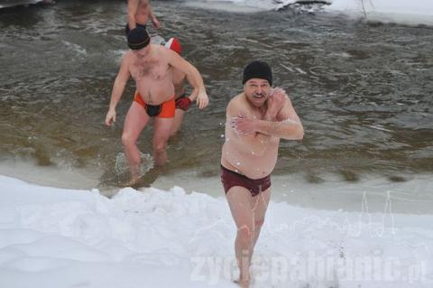 Morsy z Pabianic kąpią się w Grabi za Ldzaniem. Przy temperaturze powietrza minus 10 stopni Celsjusza wskakują do lodowatej wody.