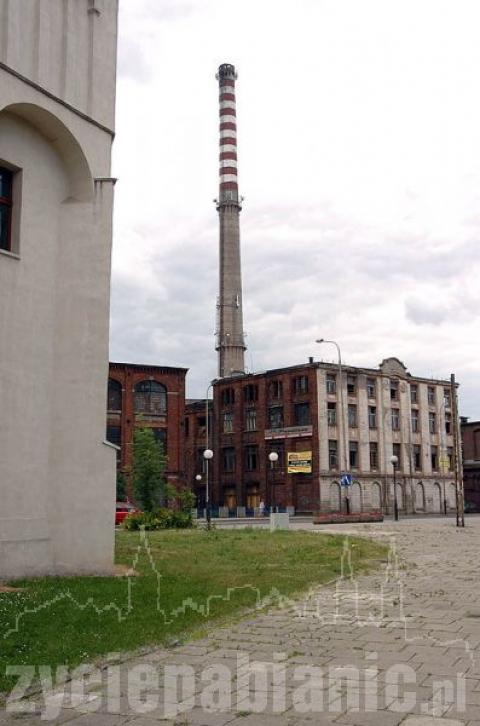 Zaczęła się rozbiórka komina byłej fabryki Pamoteks.