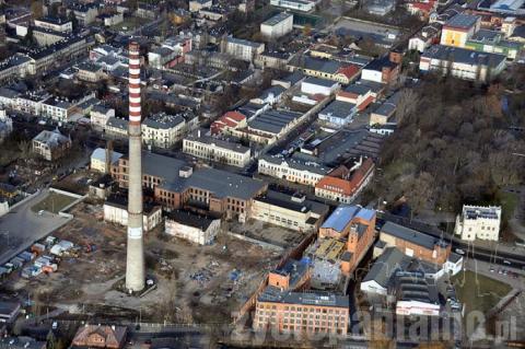 Zaczęła się rozbiórka komina byłej fabryki Pamoteks.