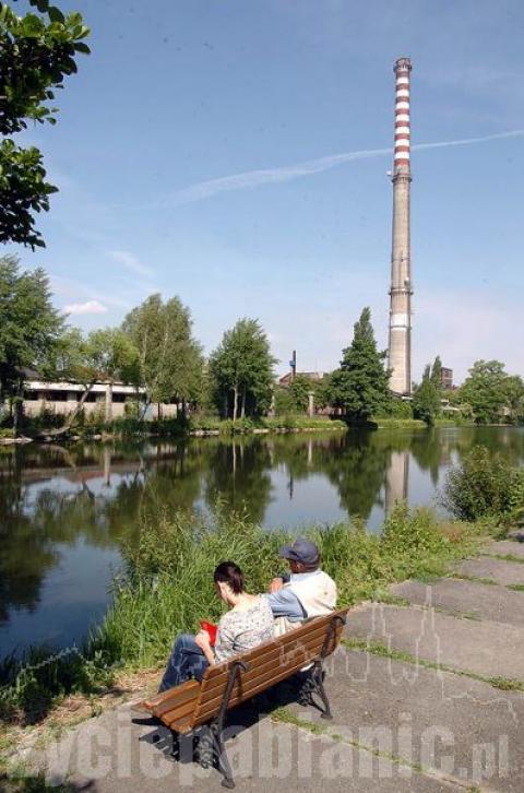 Zaczęła się rozbiórka komina byłej fabryki Pamoteks.