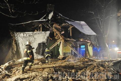 Na ulicy Lutomierskiej zawalił się stary drewniak. Strażacy z psami przeszukiwali gruzowisko