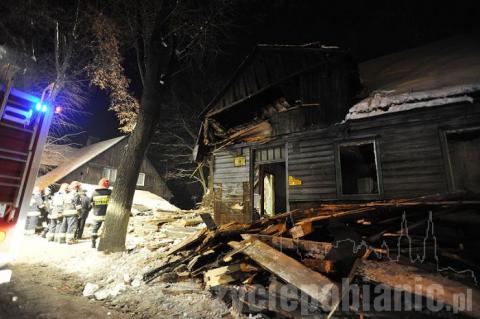 Na ulicy Lutomierskiej zawalił się stary drewniak. Strażacy z psami przeszukiwali gruzowisko